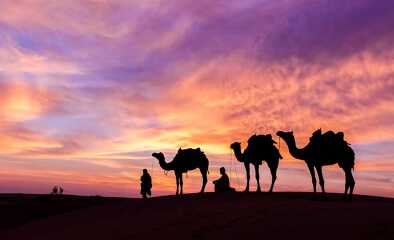 hombre del desierto con camello y grandes escenarios de cielo. hombre del desierto con camello y grandes escenarios de cielo.
