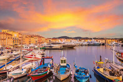 Puesta de sol en el casco antiguo de Saint Tropez, Francia Puesta de sol en el casco antiguo de Saint Tropez, Francia