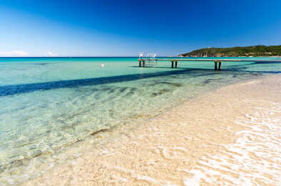 Aguas cristalinas en la playa de Pampelonne, cerca de Saint Tropez, en el sur de Francia Aguas cristalinas en la playa de Pampelonne, cerca de Saint Tropez, en el sur de Francia