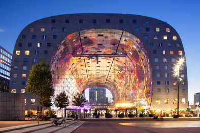 26 settembre 2018: Esterno al crepuscolo della famosa markthal o sala del mercato di Rotterdam 26 settembre 2018: Esterno al crepuscolo della famosa markthal o sala del mercato di Rotterdam