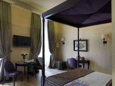 Photographie d'une chambre élégante au San Firenze Suites & Spa à Florence