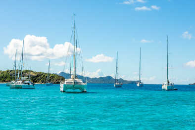Mare turchese con yacht e catamarani colorati, isole tropicali Tobago Cays, Saint Vincent e Grenadine, mare dei Caraibi Mare turchese con yacht e catamarani colorati, isole tropicali Tobago Cays, Saint Vincent e Grenadine, mare dei Caraibi