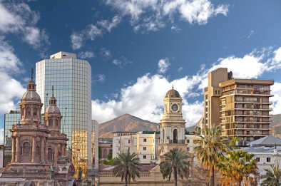 vista sobre la ciudad de Santiago y sus montañas