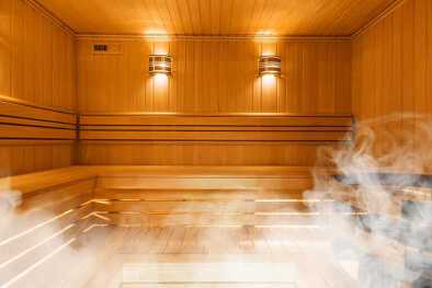 Interno di sauna finlandese, sauna classica in legno

