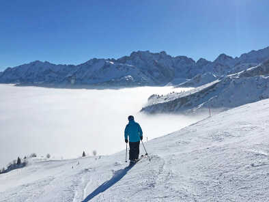 Pista da sci a Garmisch Partenkirchen su una valle nebbiosa

