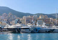 Bateaux amarrés au Port Hercule de nuit lors du Monaco Yacht Show