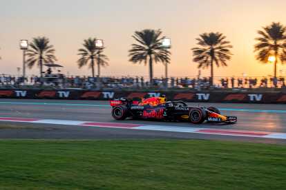 Voiture de course de formule 1 bleu foncé et jaune au Grand Prix d'Abou Dabi