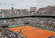 Match simple sur la terre battue d'un court de tennis de Roland Garros à Paris France