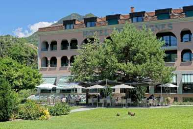 Fachada del Hotel des Vignes en Sion, junto a los viñedos y montes de Suiza Fachada del Hotel des Vignes en Sion, junto a los viñedos y montes de Suiza