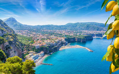 Luftaufnahme der Steilküste von Sorrento und des Golfs von Neapel, Italien. Reife gelbe Zitronen im Vordergrund. In Sorrento Zitronen sind u