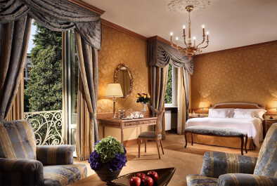The historic hospitality of the Hotel Splendide Royal since 1887 blends with the sunny welcome of the city of Lugano, to offer you a stay suspended between the past and the future.

Overlooking the shores of Lake Ceresio, the Splendide welcomes you with all the comforts of a modern Urban Resort combining traditional atmosphere and innovative services.