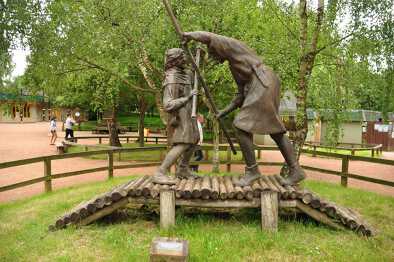 Statue of Robin Hood and Little John