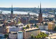 Vista del centro storico di Stoccolma, in Svezia, con la chiesa tedesca e una barca