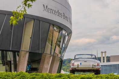 Mercedes-Benz 190 SL cabrio coche antiguo alemán en el evento Cars & Coffee en el Museo Mercedes-Benz.