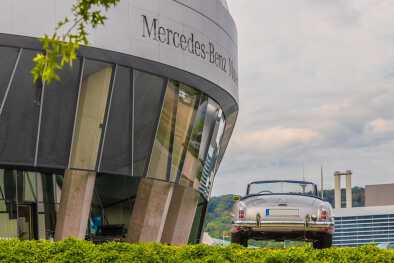 Mercedes-Benz 190 SL cabrio coche antiguo alemán en el evento Cars & Coffee en el Museo Mercedes-Benz. Mercedes-Benz 190 SL cabrio coche antiguo alemán en el evento Cars & Coffee en el Museo Mercedes-Benz.