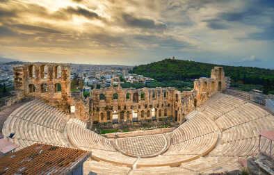 El teatro de Herodión Ático bajo las ruinas de la Acrópolis, Atenas, Grecia.