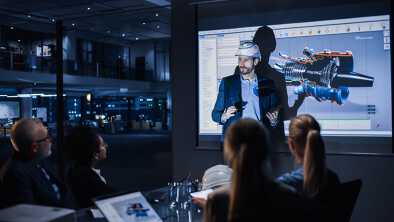 Un dirigente fa una presentazione ad alta tecnologia a un pubblico Un dirigente fa una presentazione ad alta tecnologia a un pubblico