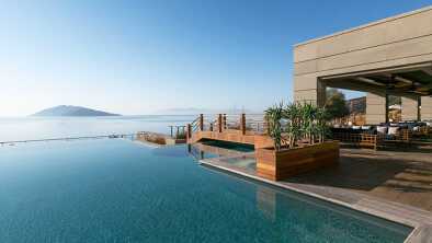 Caresse Hotel suite con terraza y piscina