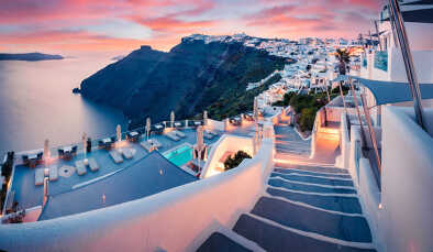 Gran vista nocturna de la isla de Santorini. Pintoresca puesta de sol de primavera en la famosa localidad griega de Fira, Grecia, Europa. Fondo de concepto de viaje. Foto de estilo artístico post-procesado. Gran vista nocturna de la isla de Santorini. Pintoresca puesta de sol de primavera en la famosa localidad griega de Fira, Grecia, Europa. Fondo de concepto de viaje. Foto de estilo artístico post-procesado.