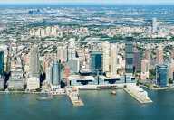 Vista panoramica ad alta risoluzione di Jersey City e del fiume Hudson in una splendida giornata estiva