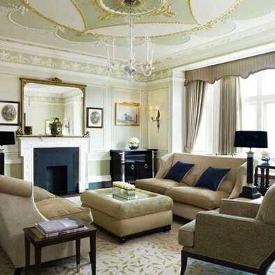 La decoración clásica es símbolo de opulencia y riqueza según la cultura inglesa. Se ve reflejado en la decoración de esta habitación del hotel Connaught en Londres