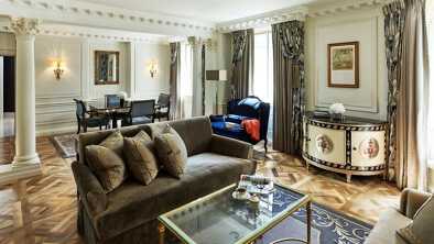 Habitación con lujosas columnas de marfil y muebles de alto standing en el Hotel Dorchester de Londres
