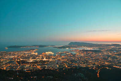 Vista di Tolone dal Mont Faron al tramonto Vista di Tolone dal Mont Faron al tramonto