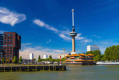 Torre Euromast a Rotterdam con ristorante cinese galleggiante