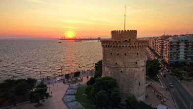 Vista aérea de drones de un hito histórico icónico - antigua Torre Blanca bizantina de Tesalónica o Salónica al atardecer con colores dorados, Grecia del Norte Vista aérea de drones de un hito histórico icónico - antigua Torre Blanca bizantina de Tesalónica o Salónica al atardecer con colores dorados, Grecia del Norte