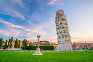 La Torre pendente in una giornata di sole a Pisa, Italia.