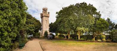 St Peter Port, Guernsey - 17 de julio de 2018: Vista panorámica de la Torre Victoria situada junto al Arsenal de la ciudad en St Peter Port, Guernsey. St Peter Port, Guernsey - 17 de julio de 2018: Vista panorámica de la Torre Victoria situada junto al Arsenal de la ciudad en St Peter Port, Guernsey.
