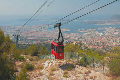 Teleférico sobre la ciudad costera. Toulon, Francia