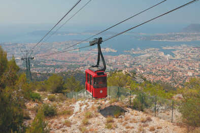 Teleférico sobre la ciudad costera. Toulon, Francia Teleférico sobre la ciudad costera. Toulon, Francia