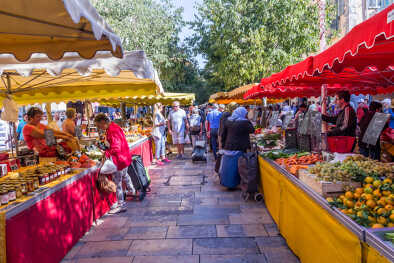 El mercado de Cours Lafayette, en la plaza Louis Blanc. El mercado está abierto todas las mañanas excepto los lunes. El mercado de Cours Lafayette, en la plaza Louis Blanc. El mercado está abierto todas las mañanas excepto los lunes.