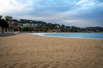 La playa de Mourillon, desierta, durante una tarde nublada y lluviosa. Mourillon es una de las principales playas de la ciudad de Toulon, Francia, en la riviera francesa. La playa de Mourillon, desierta, durante una tarde nublada y lluviosa. Mourillon es una de las principales playas de la ciudad de Toulon, Francia, en la riviera francesa.