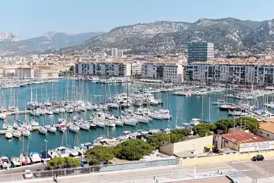 Toulon/Francia - 22 de julio de 2012: Vista aérea del puerto junto a la ciudad