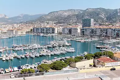 Toulon/Francia - 22 de julio de 2012: Vista aérea del puerto junto a la ciudad Toulon/Francia - 22 de julio de 2012: Vista aérea del puerto junto a la ciudad