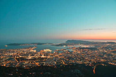 Vista de Tolón desde el Monte Faron al atardecer Vista de Tolón desde el Monte Faron al atardecer