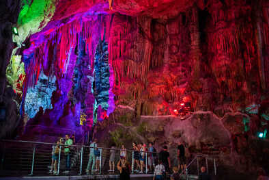 Los turistas exploran la antigua cueva de San Miguel, que ha sido iluminada con luces LED de colores, situada en la Reserva Natural del Peñón Superior de Gibraltar. Los turistas exploran la antigua cueva de San Miguel, que ha sido iluminada con luces LED de colores, situada en la Reserva Natural del Peñón Superior de Gibraltar.