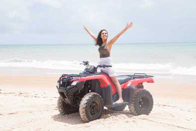 Una mujer en una visita guiada privada en quad. Una mujer en una visita guiada privada en quad.