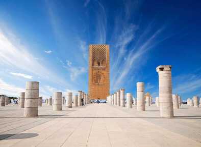 Tour Hassan torre en la plaza con columnas de piedra. De piedra arenisca roja, importante complejo histórico y turístico de Rabat, Marruecos. En lugar de escaleras, la torre se asciende por rampas