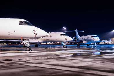 3 jets privados esperando el despegue, por la noche