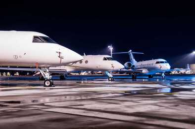 3 jets privados esperando el despegue, por la noche 3 jets privados esperando el despegue, por la noche