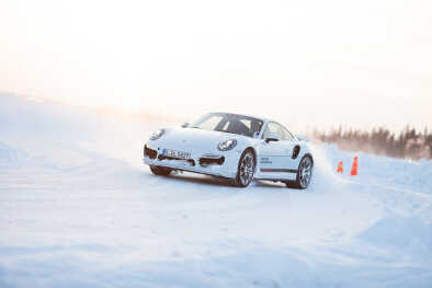 Auto PORSCHE 911 TURBO durante l'esperienza di guida Porsche su neve e ghiaccio