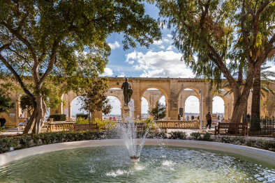 La Valletta Grand Harbor e la batteria di saluto dai giardini Upper Barrakka Malta Dicembre 2017 La Valletta Grand Harbor e la batteria di saluto dai giardini Upper Barrakka Malta Dicembre 2017