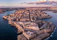 Foto dell'alba con drone - Antica capitale di Valletta Malta. Paese insulare d'Europa nel Mar Mediterraneo