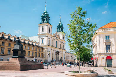 Monumento a Nicolás Copérnico y plaza de la Iglesia de la Santa Cruz Monumento a Nicolás Copérnico y plaza de la Iglesia de la Santa Cruz