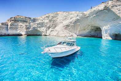 Velero en una hermosa bahía, isla de Milos, Grecia Velero en una hermosa bahía, isla de Milos, Grecia