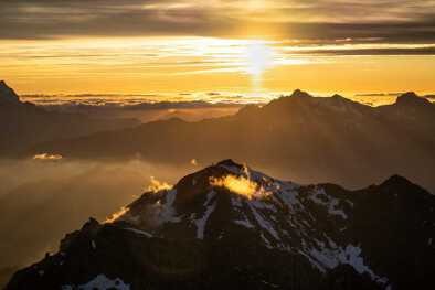 Puesta de sol con paisaje de montaña en la cima del Mont Fort, Verbier, Valais Suiza Puesta de sol con paisaje de montaña en la cima del Mont Fort, Verbier, Valais Suiza