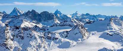 Foto delle montagne innevate di Verbier nel Vallese, Svizzera
